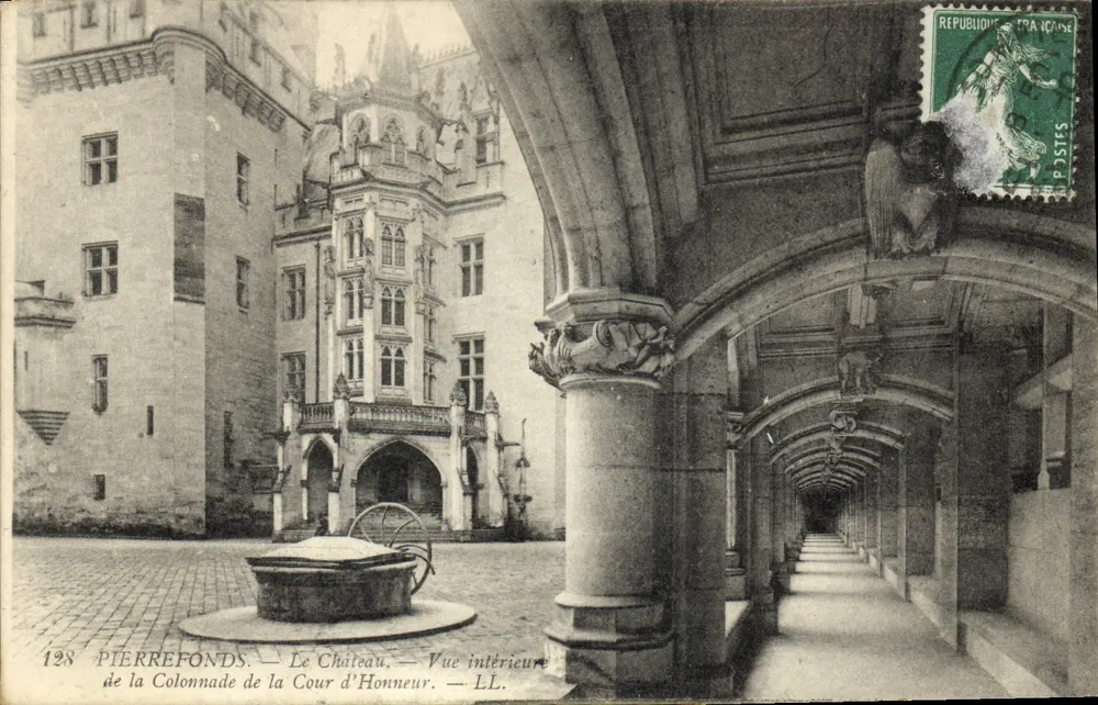 Pierrefonds — Das Schloss. Innenaufnahme der Säulenreihe des Ehrenhofes — LL. n°128 - Vorderseite