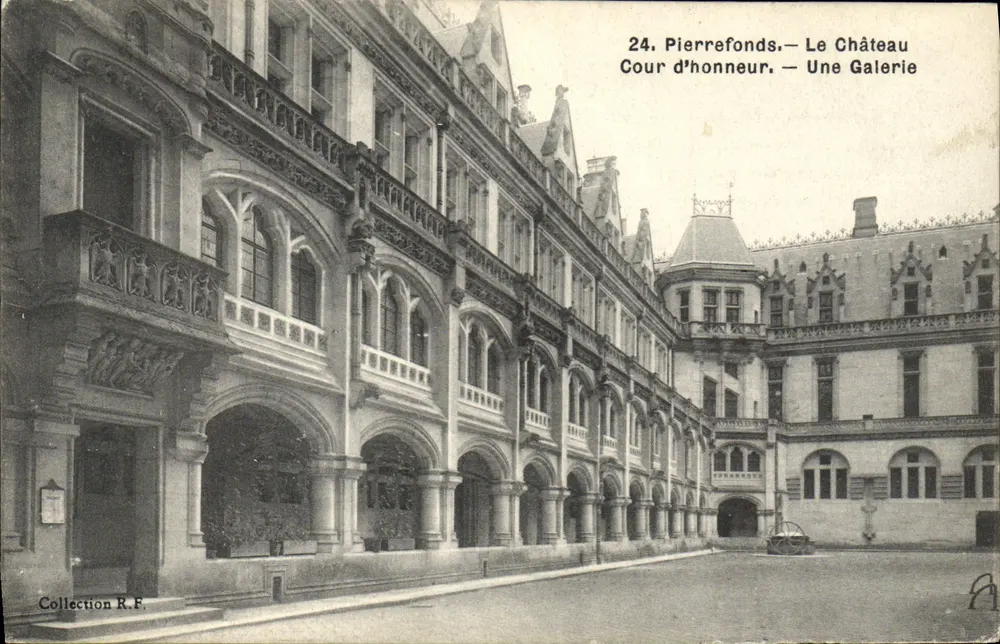 Pierrefonds — Das Schloss Cour d'honneur — Eine Galerie - Vorderseite