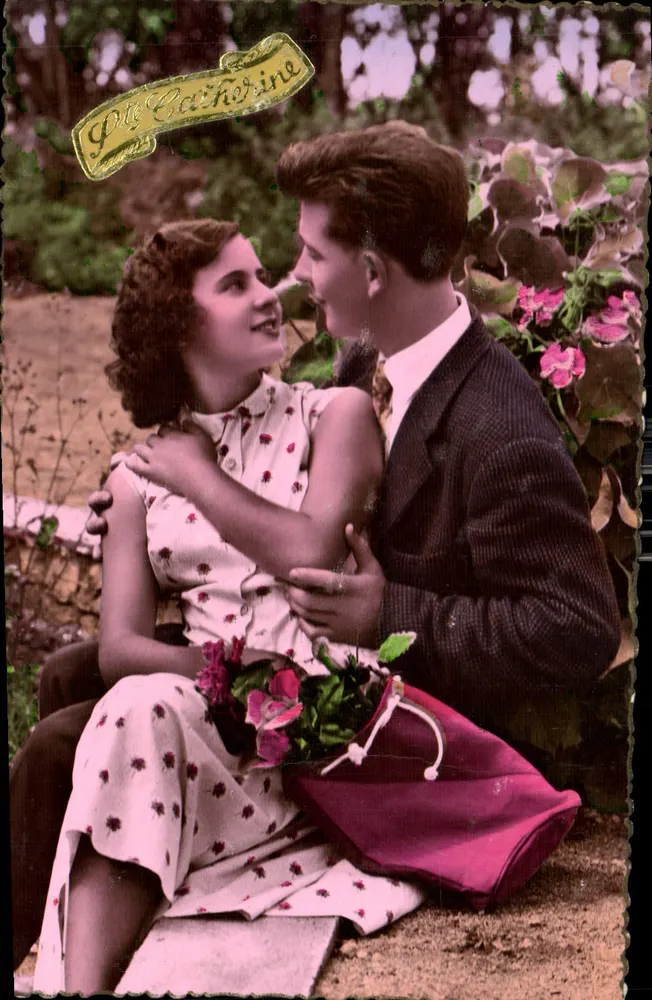 Casal jovem apaixonado — jardim florido — editor Pit Catherine, série 1129 - Frente