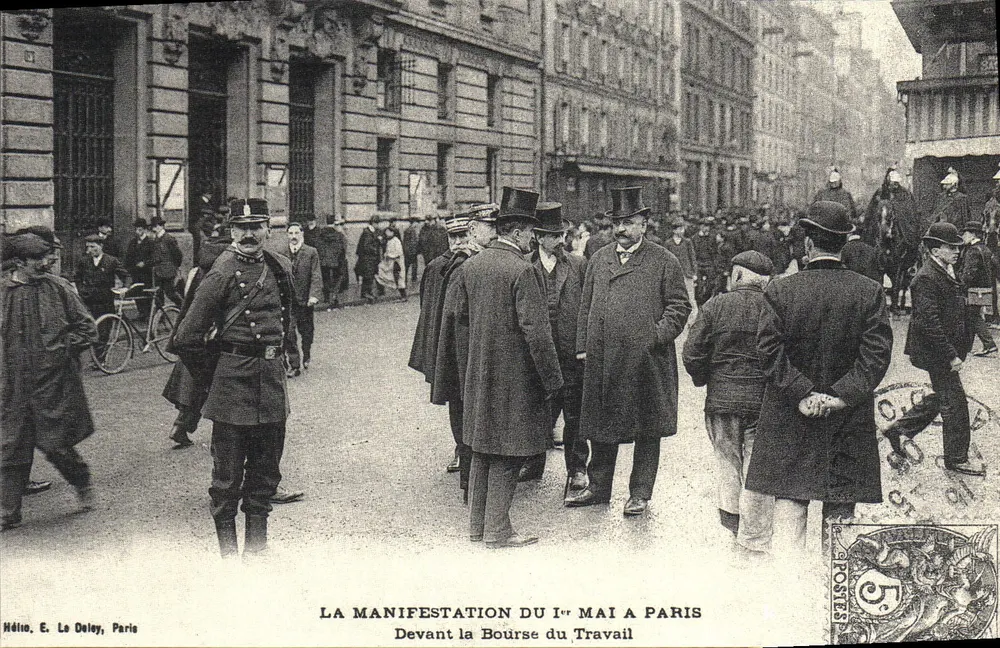 Demonstration am 1. Mai in Paris — Vor der Arbeitslosenversicherung — Hélio. E. Le Daley, Paris - Vorderseite