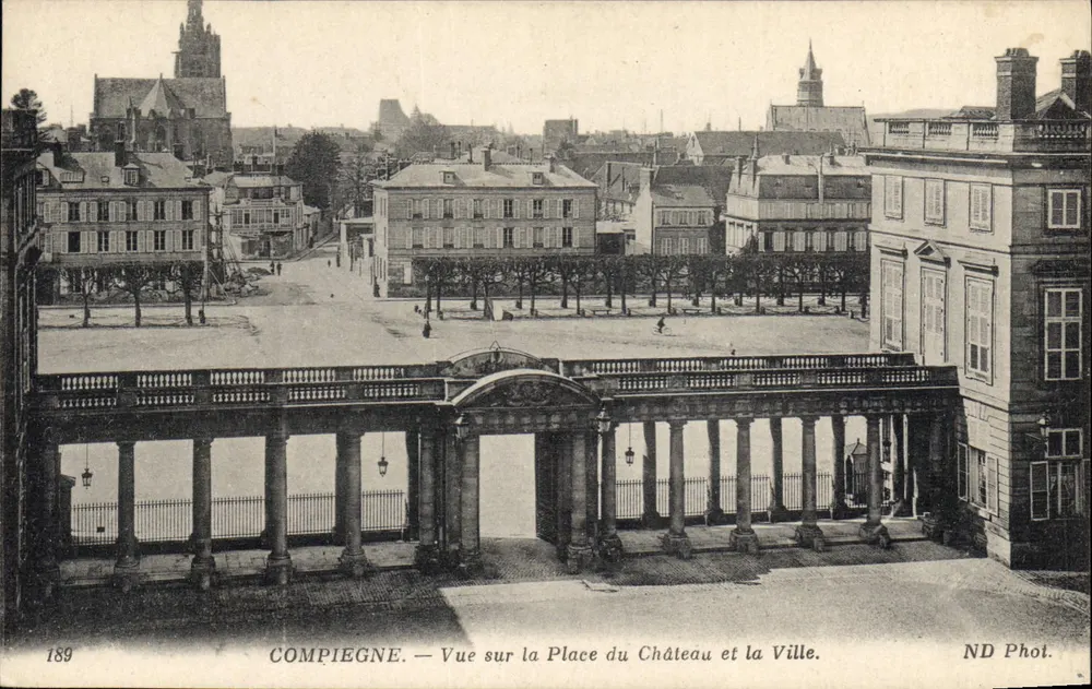 Compiegne — Ansicht auf den Schlossplatz und die Stadt — ND Phot. - Vorderseite