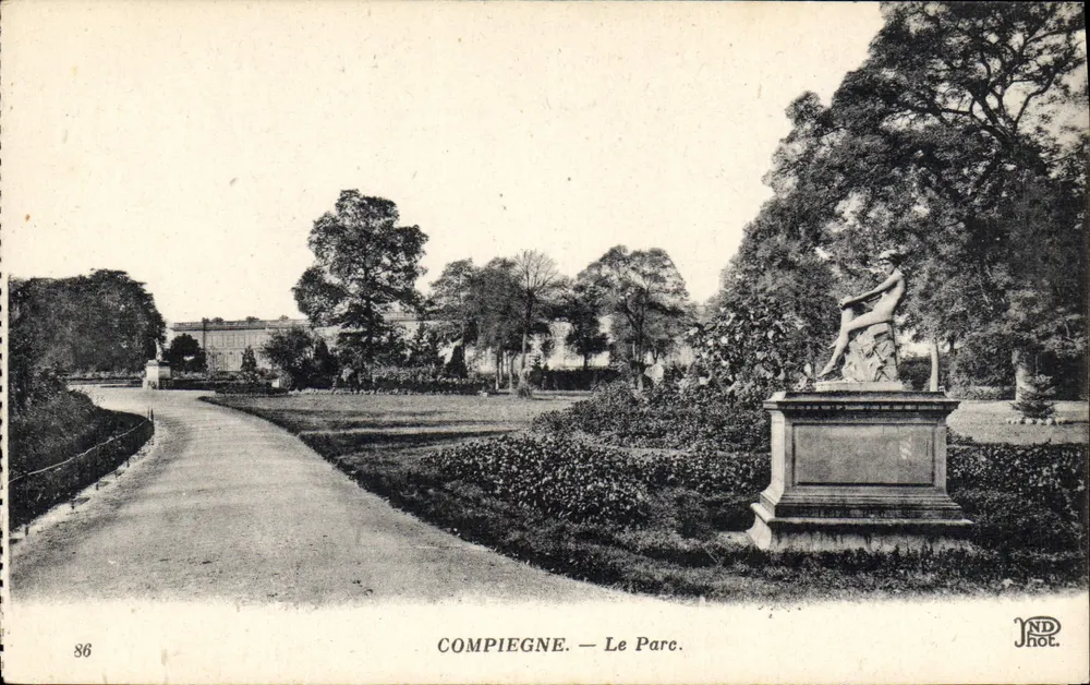 Compiègne — O Parque — estátua em um parque arborizado - Frente