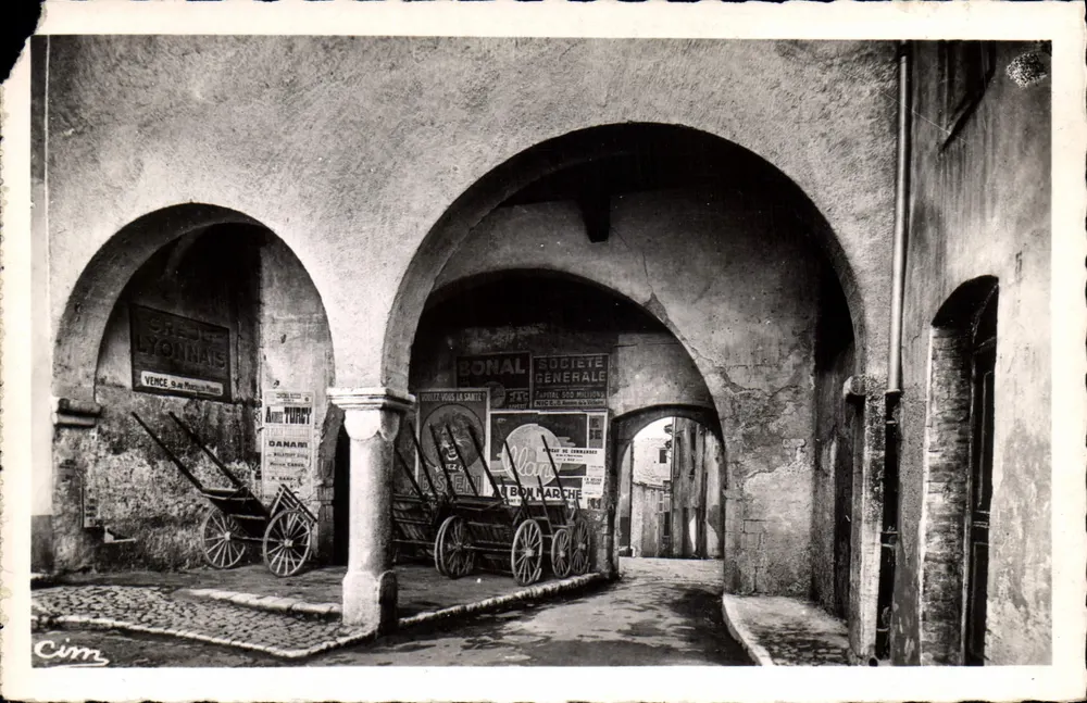 VENCE la Jolie (A.-M.) — Les Arcades de l'ancien Evêché — Photocombier Mâcon n°06 - Vorderseite