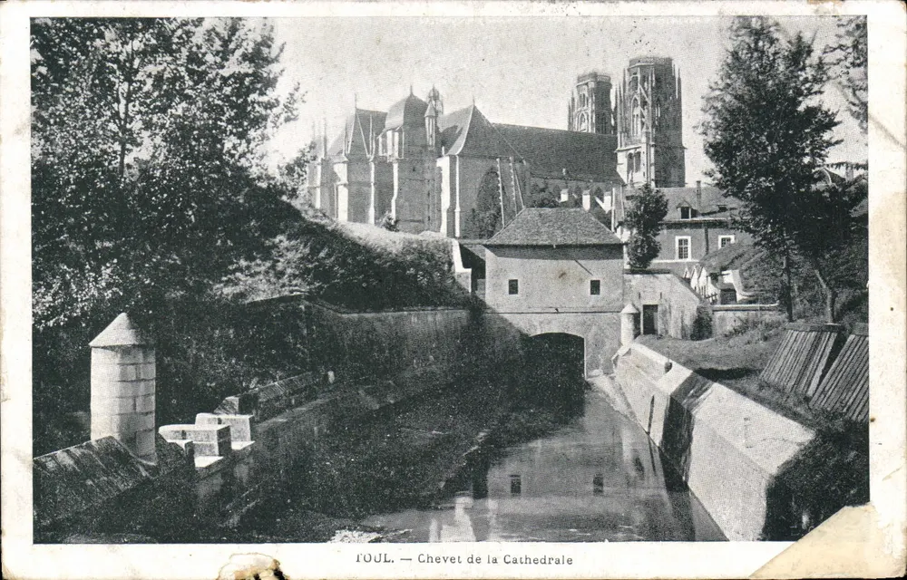 Toul — Chevet de la Cathédrale — éditeur imprimeur non visible, n° de série non lisible - Frente