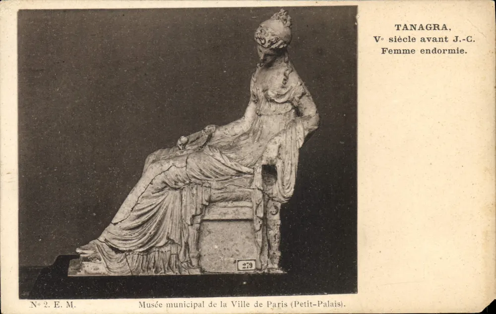 Schlafende Frau Statue von Tanagra — 5. Jahrhundert v. Chr. — Städtisches Museum der Stadt Paris (Petit-Palais), Nr. 279 - Vorderseite