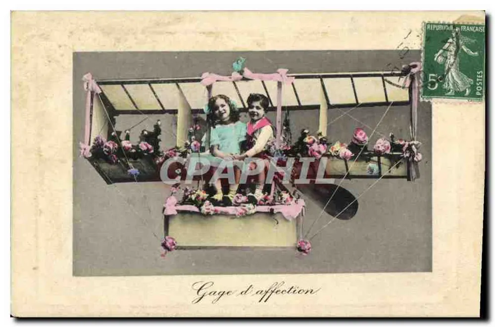 Duas jovens meninas em um avião decorado — editor Union Postale Universelle, série 700 - Frente