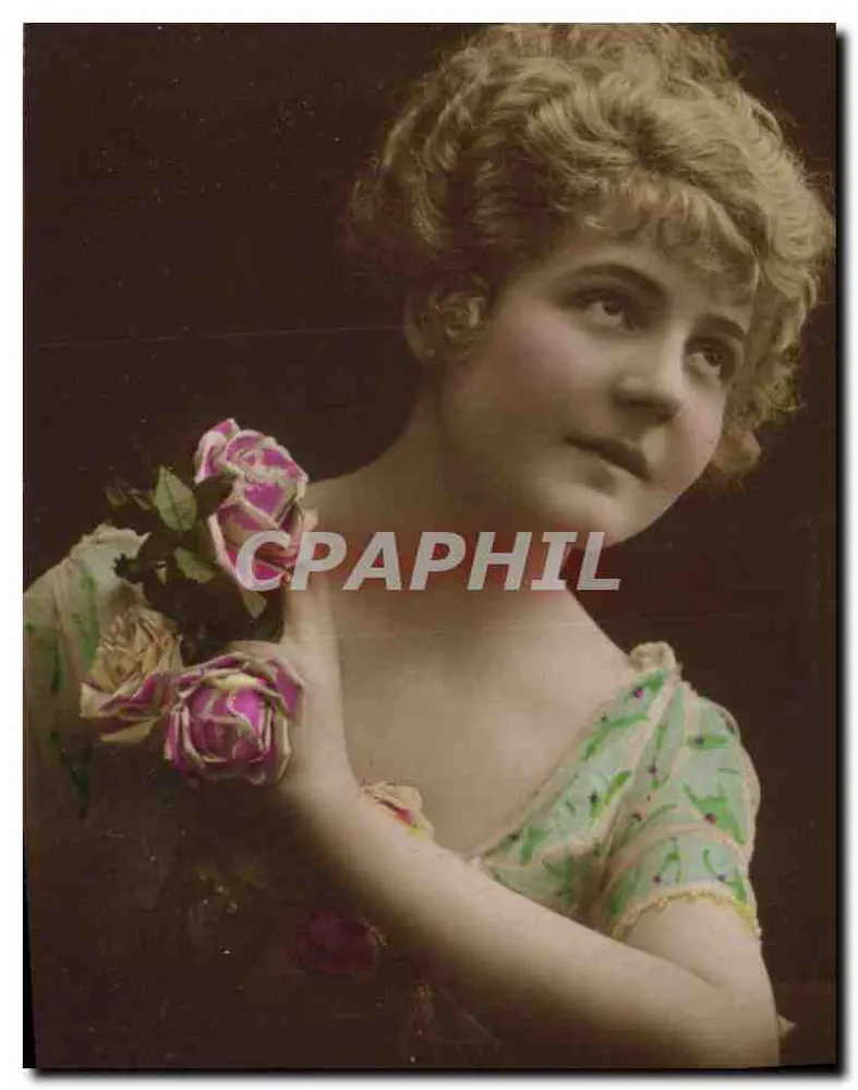 Jovem mulher segurando rosas — Carte postale ancienne — Editor não identificado - Frente