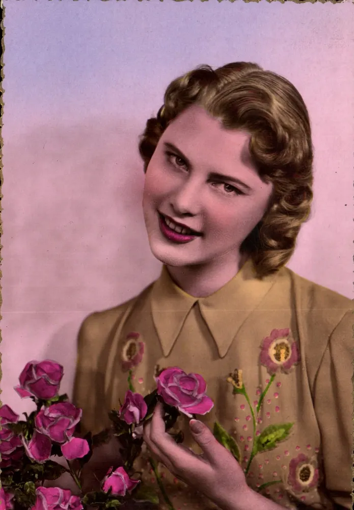 Jovem mulher com rosas — carta postal colorida — ARS Série 2031 - Frente