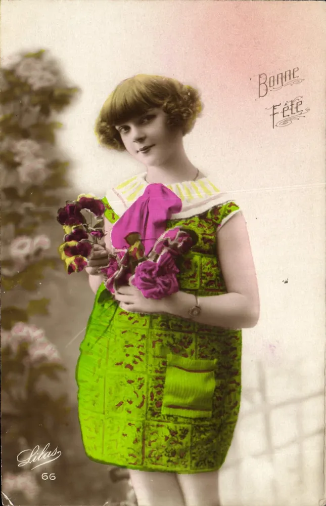 Junge Mädchen in grünem Kleid — mit Blumenstrauß — Verlag Lilas Nr. 66 - Vorderseite