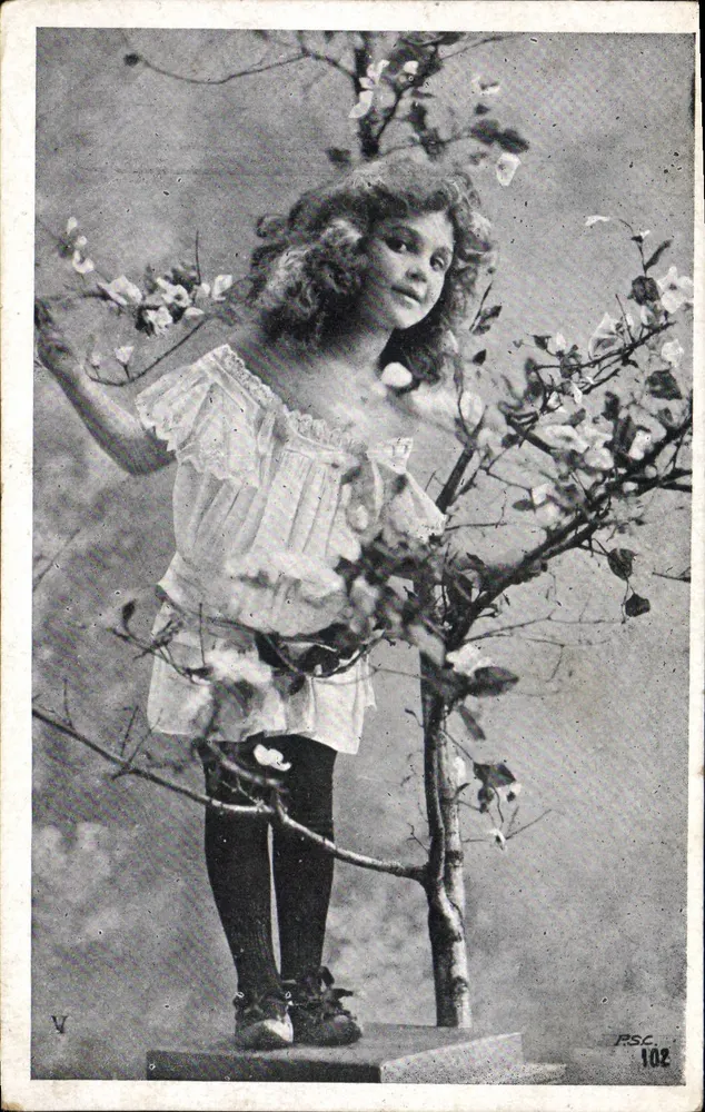 Menina no meio de uma árvore em flor — RSC 102 — RSC - Frente