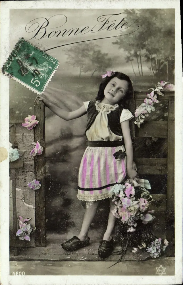 Menina com buquê — Feliz Aniversário — n°4800 - Frente