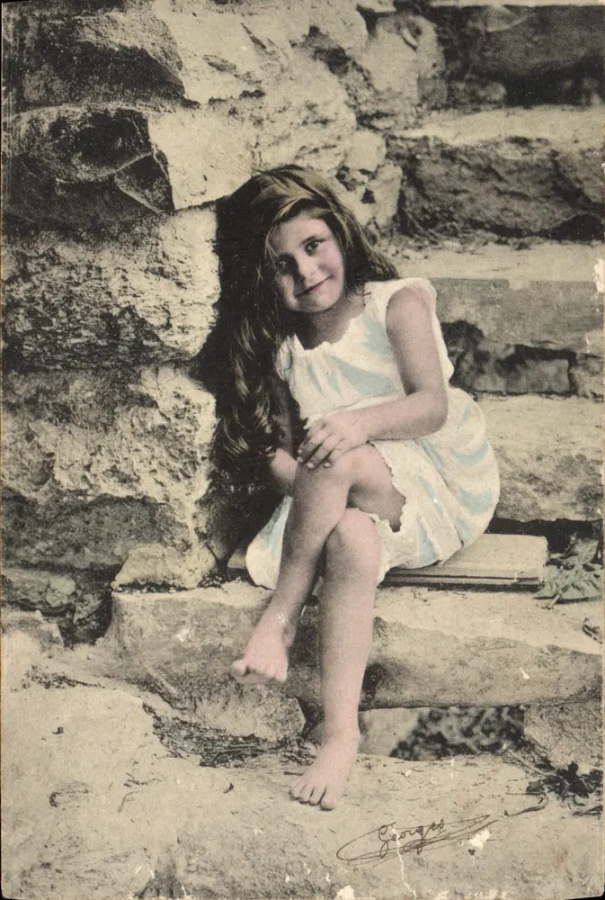 Menina sentada em pedras — Georges — editor Georges - Frente