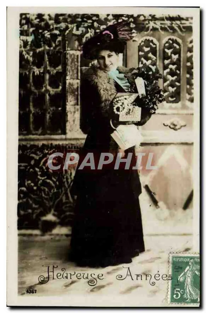 Mulher em vestido escuro e chapéu — segurando um buquê e um pequeno pacote — editor anônimo, n° 3357 - Frente