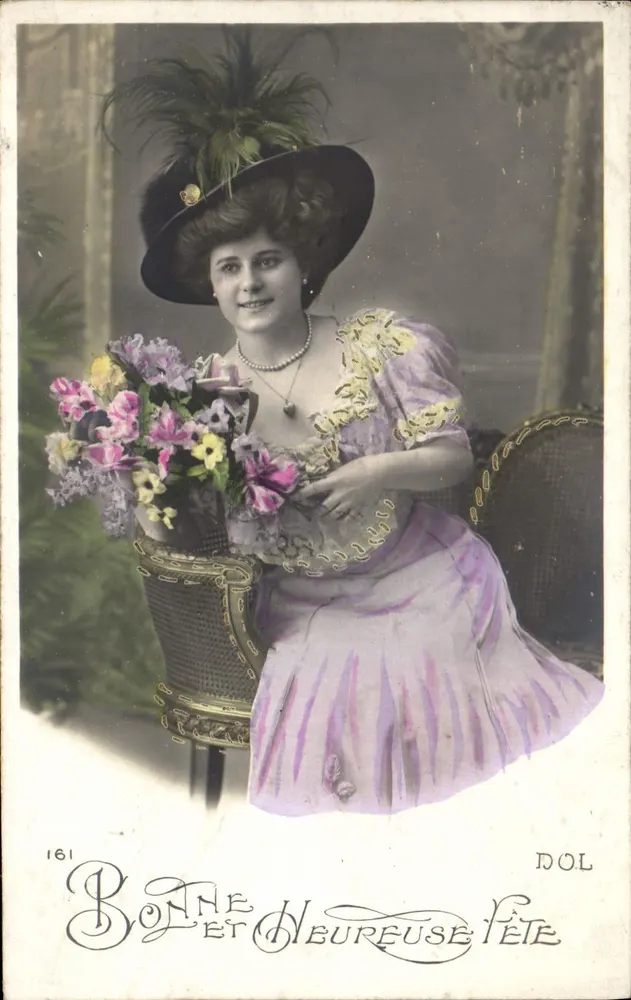 Frau in einem lilafarbenen Kleid und Hut mit Federn — 'Glückliche und erfolgreiche Feier' — DOL n°161 - Vorderseite