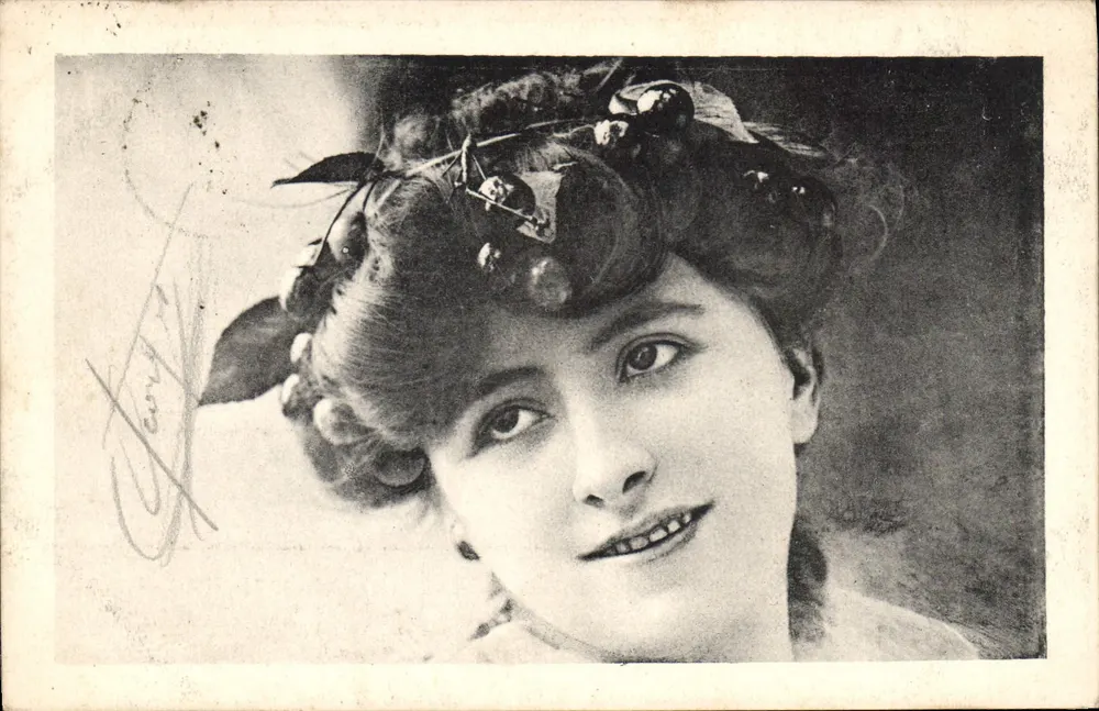 Jovem mulher — coroa de folhas e bagas — editor 'Serie 3014' - Frente