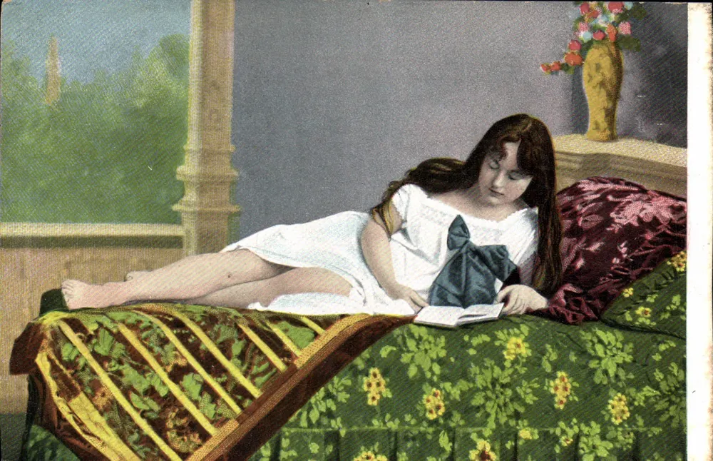 Jovem mulher lendo um livro — em um balcão — editor Gráfico, série 154 - Frente