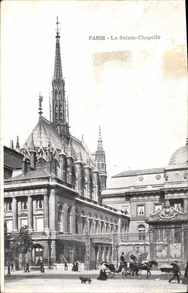 PARIS - A Santa Capela — vista do edifício gótico com carruagem e pedestres - Frente