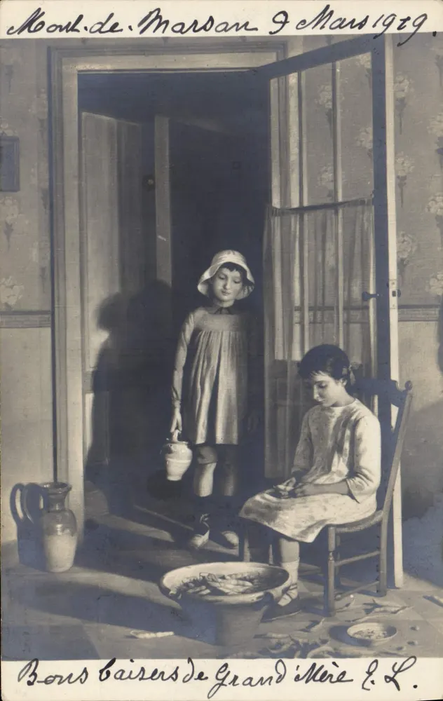 Duas jovens em uma sala — Mont-de-Marsan, 9 de Março de 1929 — Salons de Paris - Frente