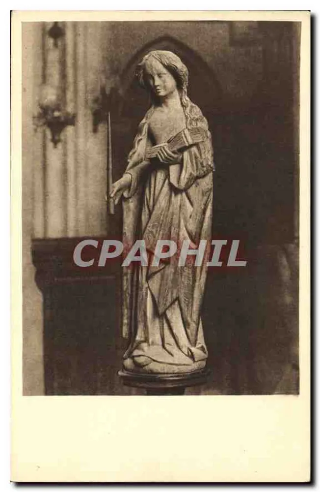 Statue der Heiligen Geneviève — Kirche Notre-Dame — Verneuil-s-Avre - Vorderseite