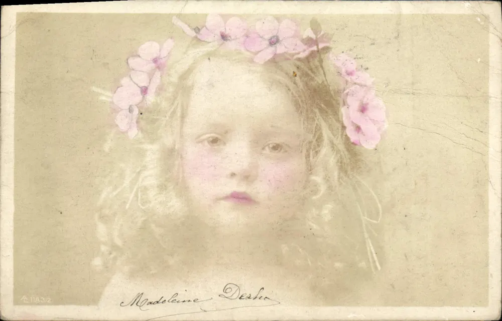 Madeline Desho — Retrato de Criança com Coroa de Flores — Lyonnographie - Frente