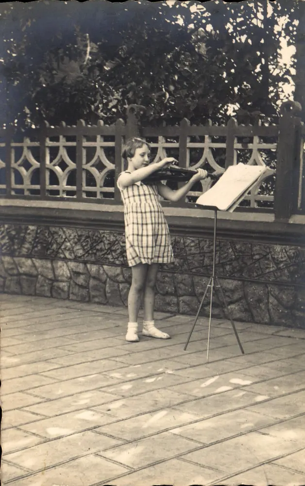 Menina tocando violino — jardim ou pátio — Carte postale - Frente
