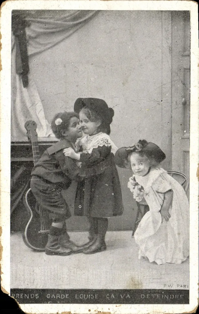 Trois enfants jouant — scène intérieure avec guitare — éditeur P.W. PARIS - Frente
