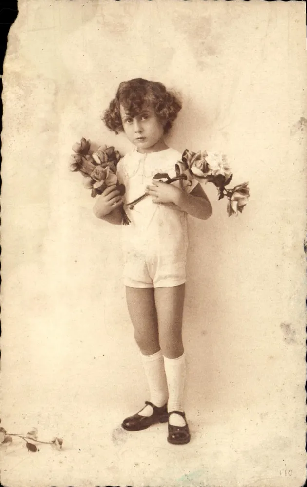 Menina pequena em combinação branca — segurando buquês de rosas — editor HN Paris, n° 110 - Frente