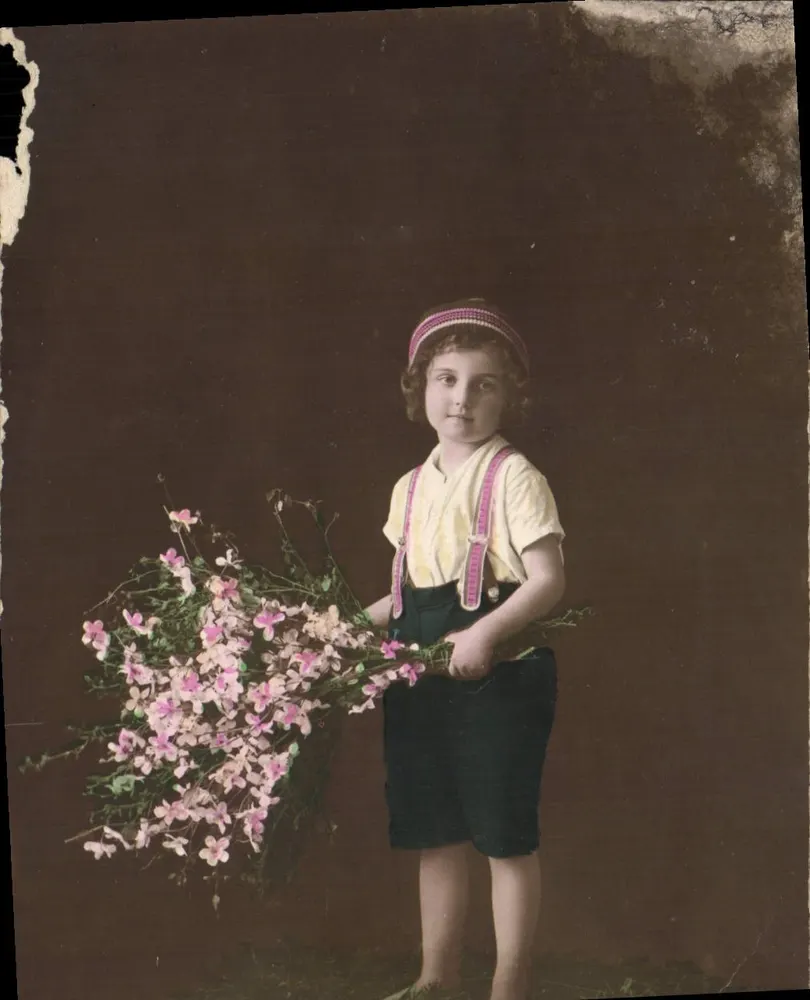 Menina segurando um buquê de flores — fotografia colorida — datada 24 de novembro de 1914 - Frente