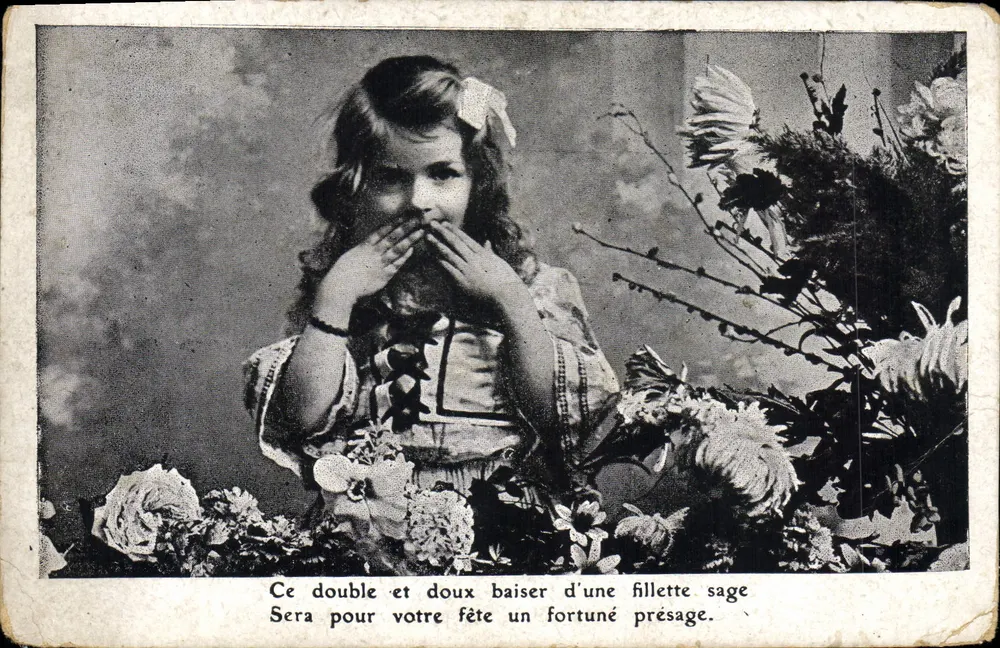Fille sage — portrait de jeune fille entourée de fleurs — éditeur non visible - Frente