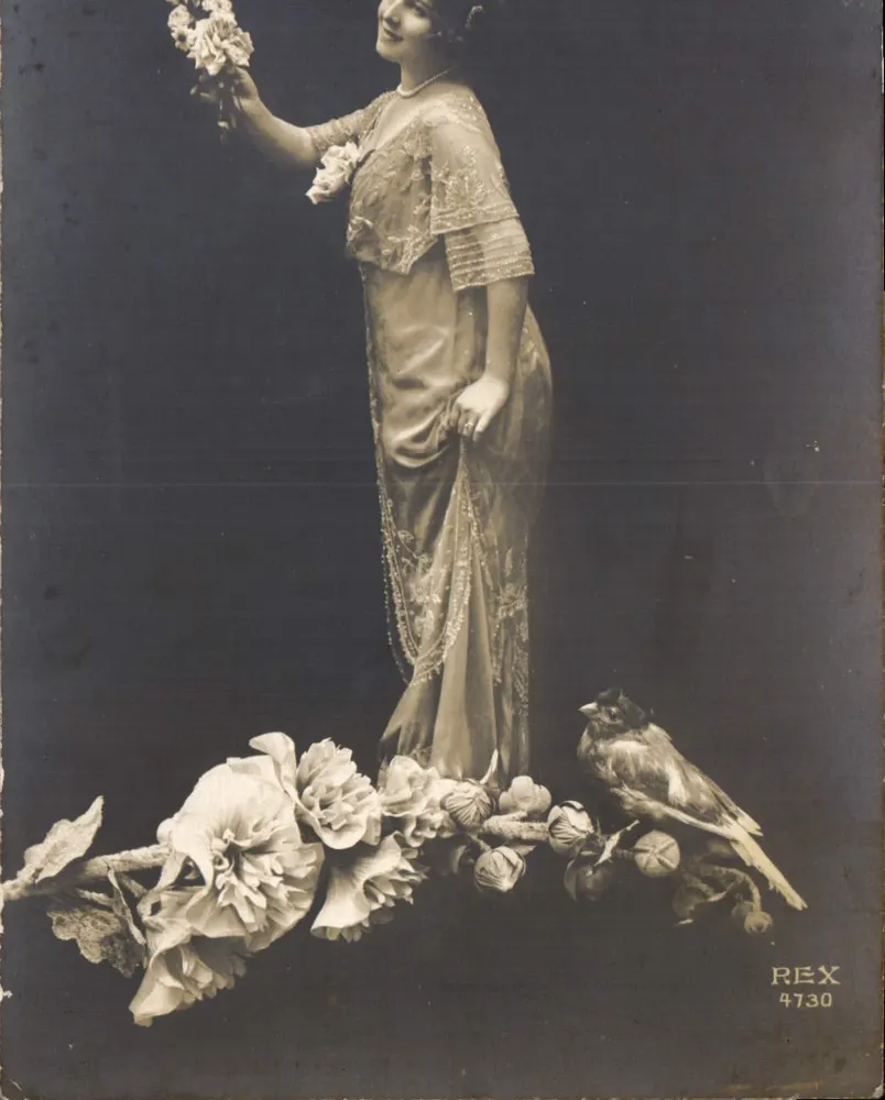 Mulher em vestido decorado — com pássaro e flores — REX 4730 - Frente