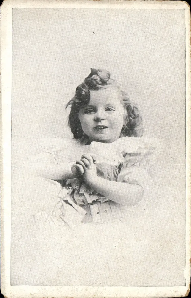 Menina pequena — retrato de estúdio — Carte postale CPAPHIL - Frente