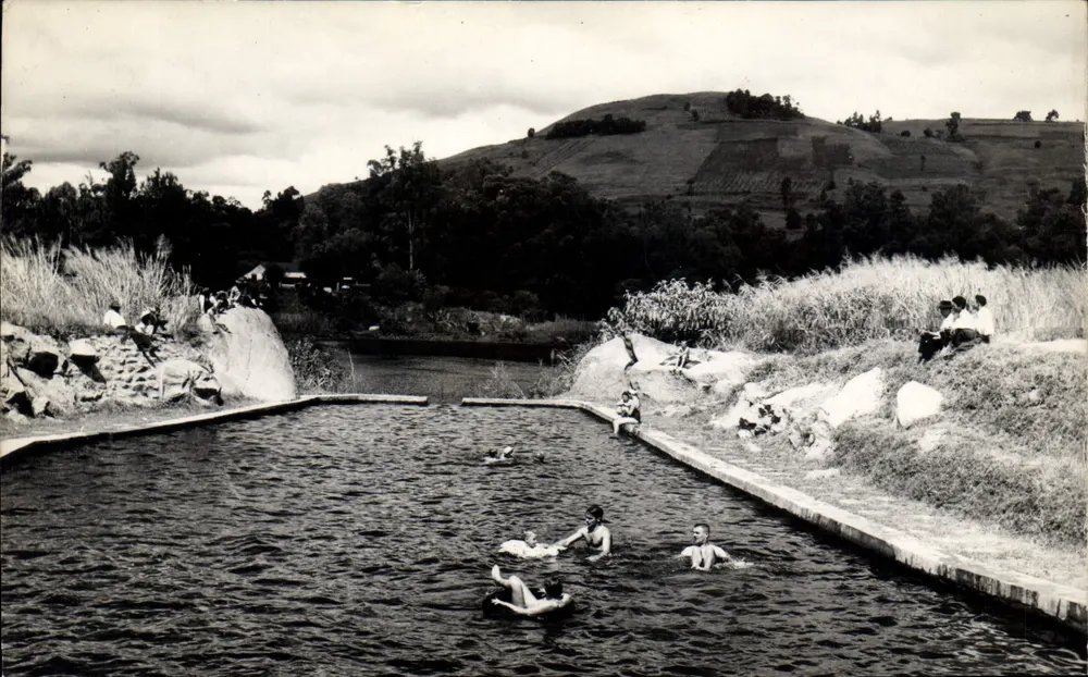 Banho em piscina natural — paisagem de colinas no fundo — editor KRAAK, n°15 - Frente