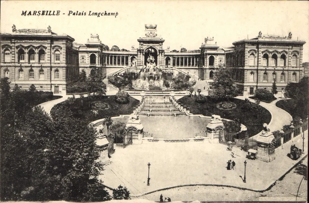 Marselha - Palácio Longchamp — vista do jardim com fonte e edifícios - Frente