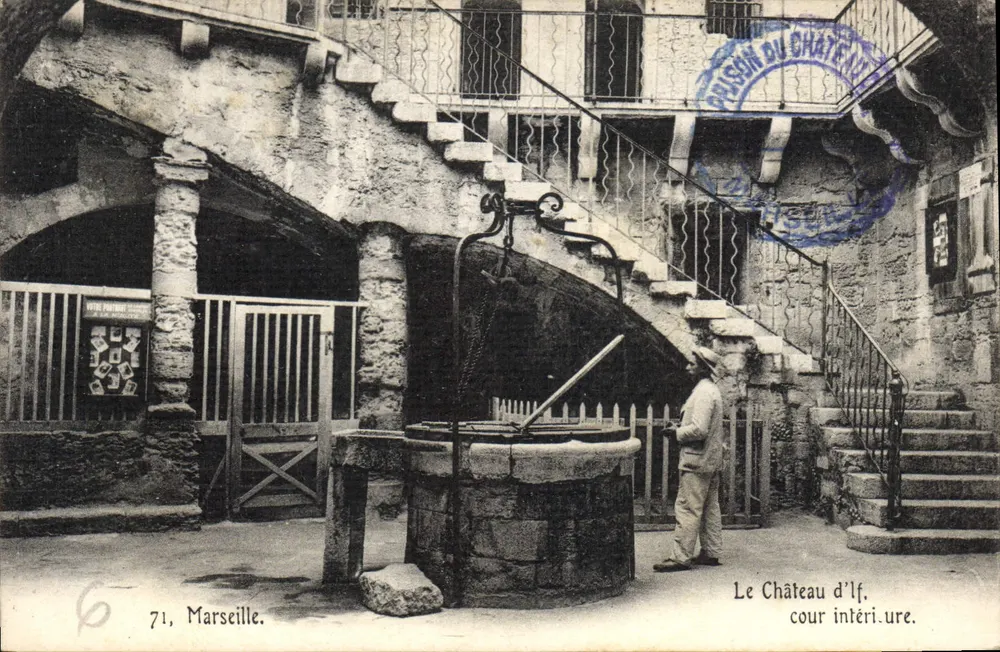 O Castelo d'If — pátio interno — Marselha - Frente