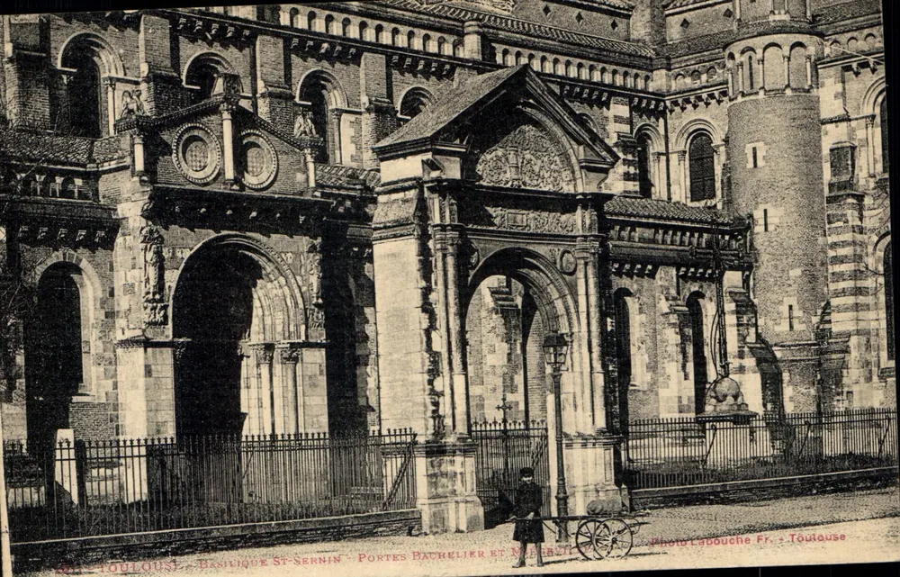 Toulouse - Basilika Saint-Sernin - Tore Bachelier und Mairie - Vorderseite