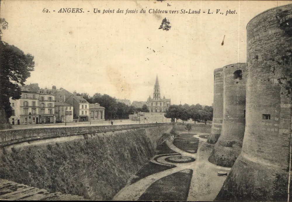 Angers — Ansicht der Schanzen des Schlosses in Richtung St-Laud — L. V., phot. - Vorderseite