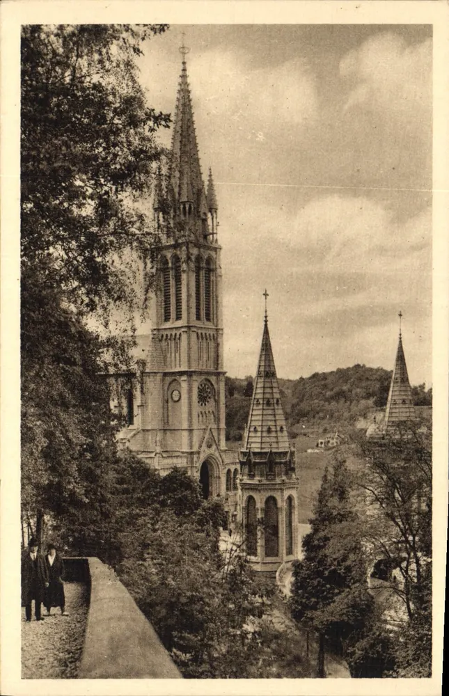 Lourdes — Die Basilika vom Calvary-Pfad aus gesehen — Globe Abid J. & Cie - Vorderseite