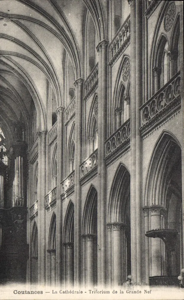 Coutances — Die Kathedrale — Triforium der Großen Kirche - Vorderseite