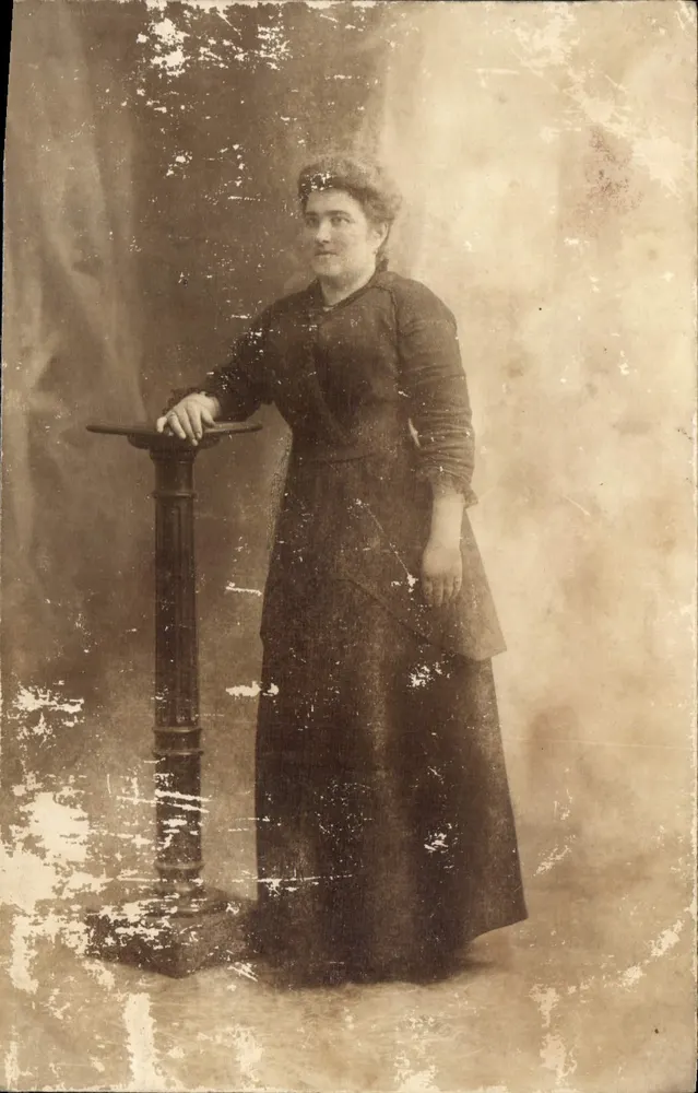 Kobieta w długim stroju — studio fotograficzne — Paryż, 1879 - Awers