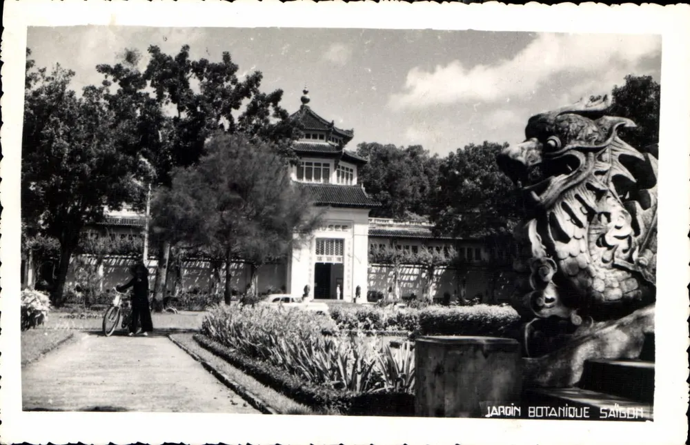 Botanisch Tuin Saigon — uitzicht op ingang met draakstatue — onbekende uitgever - Voorkant