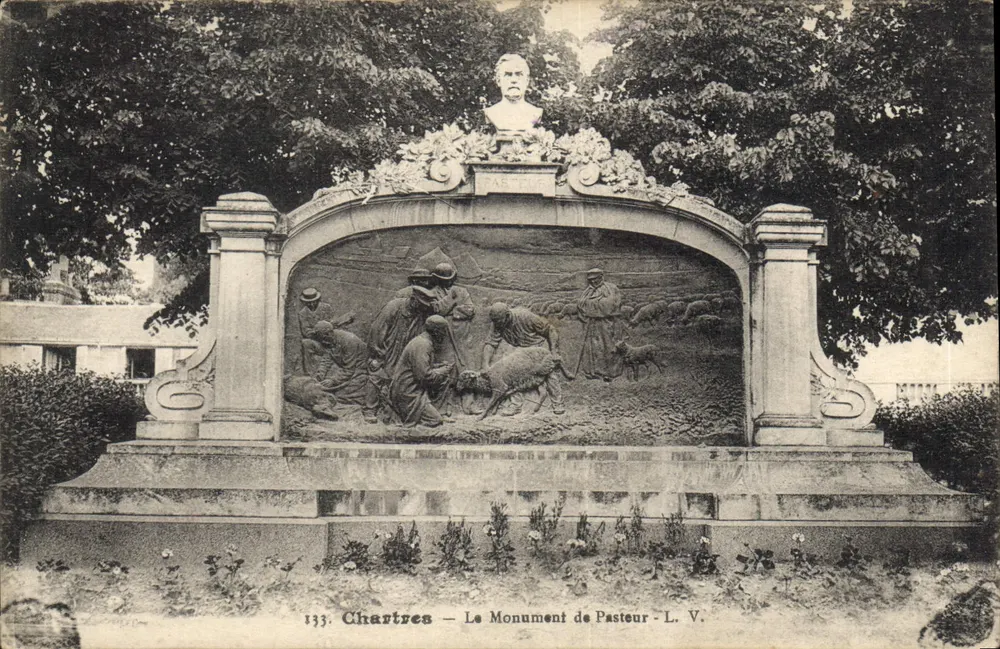 Chartres — O Monumento de Pasteur — L. V. - Frente