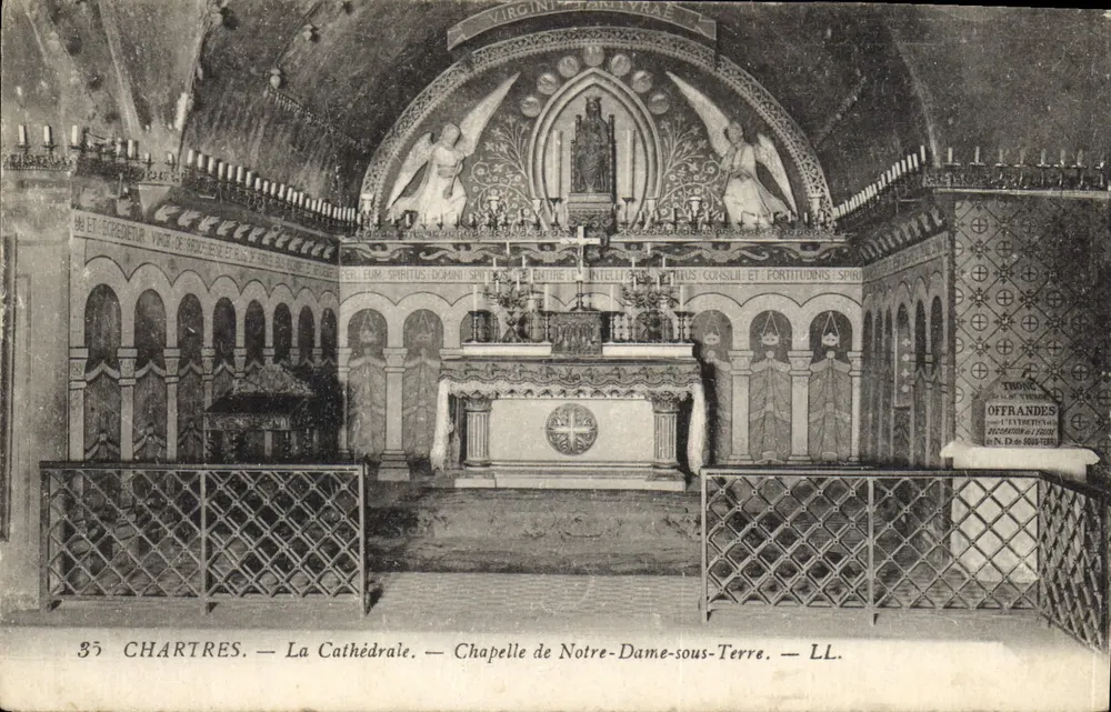 Chartres — Die Kathedrale — Kapelle Notre-Dame-sous-Terre — LL. — Opfergaben - Vorderseite