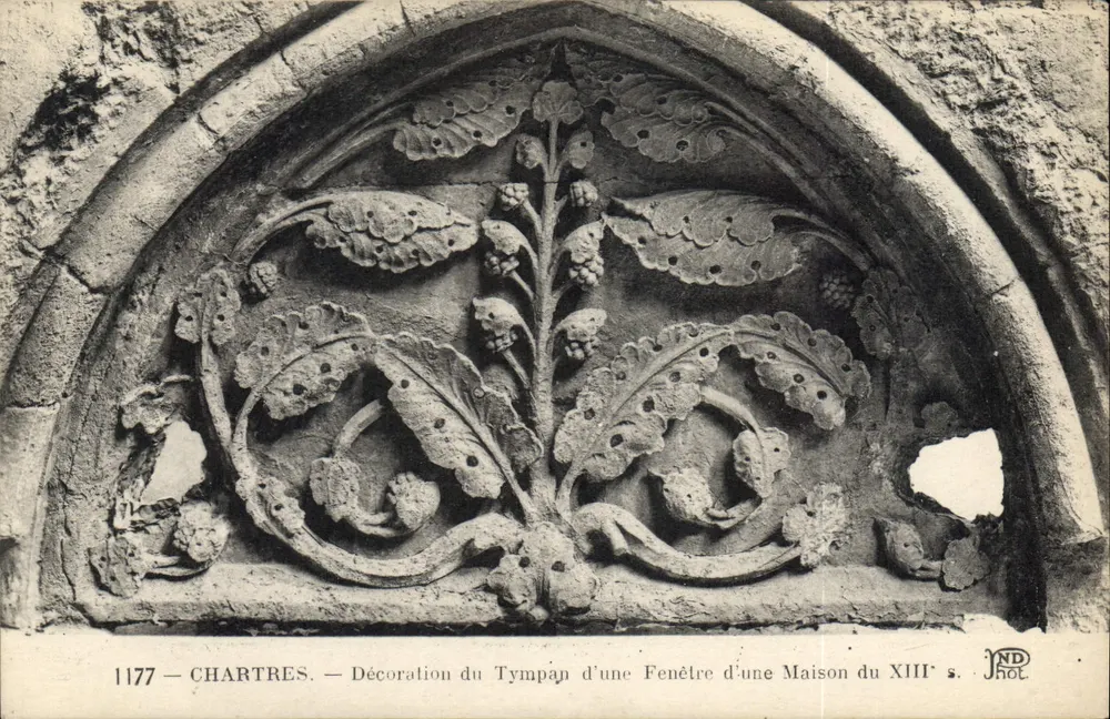 Chartres — Verzierung des Tympanons einer Fensteröffnung eines Hauses aus dem 13. Jahrhundert — JND Hol - Vorderseite