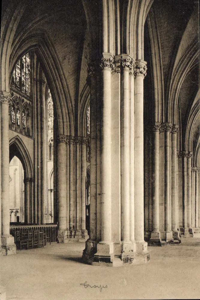 Interior da catedral de Bourges — vista das colunas e abóbadas góticas — editor Bragais - Frente
