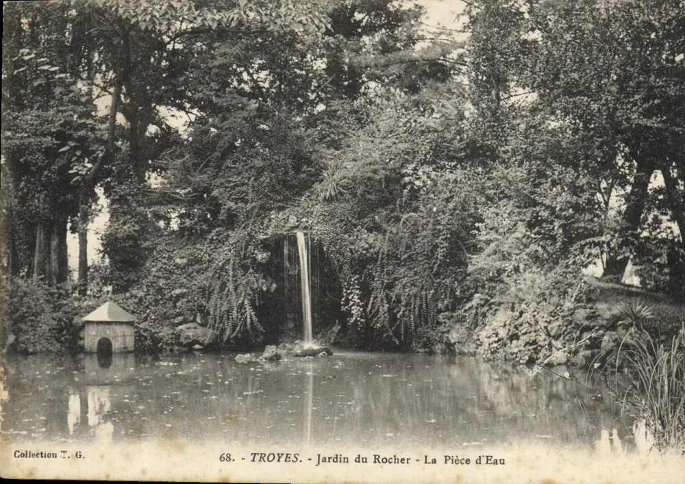 Troyes - Gartenuhr des Rochers - Das Wasserbecken - Vorderseite