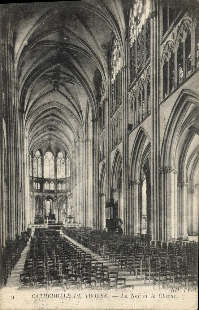Catedral de Troyes — La Nave y el Presbiterio — ND. Fot. - Anverso