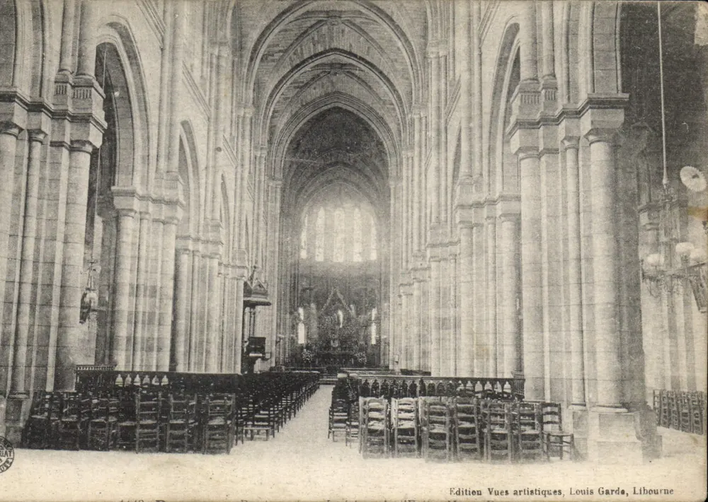 Interior da catedral — vista da abside e das naves — Edição Vues artistiques, Louis Garde, Libourne - Frente
