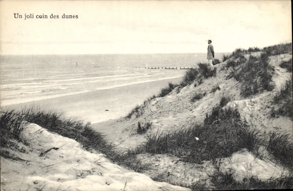 Een mooi hoekje van de duinen — uitzicht op strand met duinen en man — uitgever onbekend - Voorkant