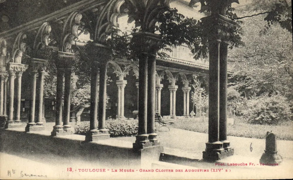 Toulouse - O Museu - Grand Cloître dos Augustinos (XIVe s) — Fot. Labouche Fr. - Toulouse - Frente