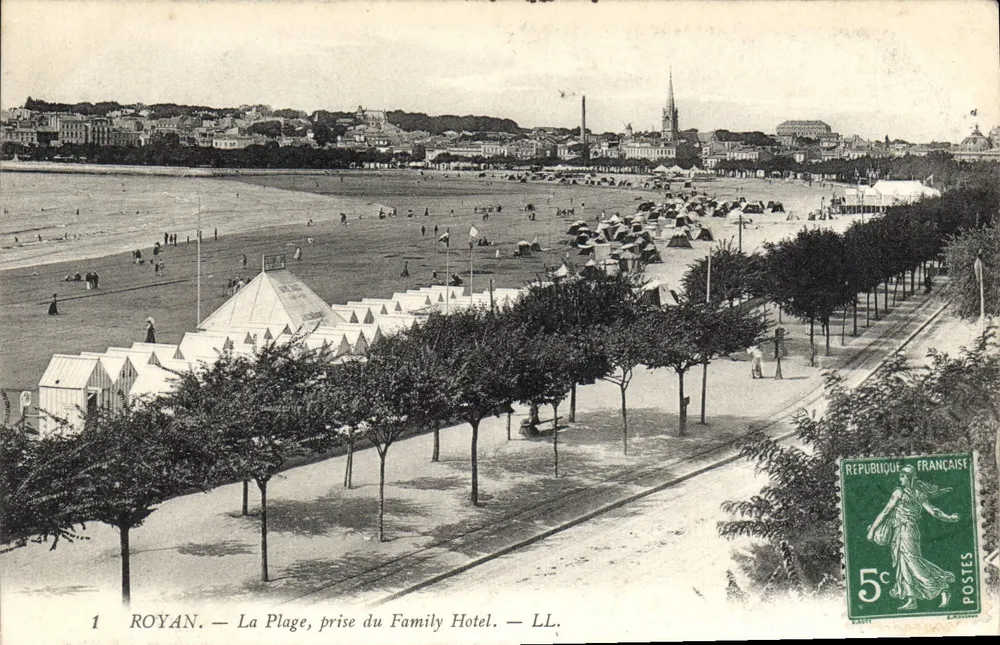 Royan — Der Strand, aufgenommen vom Family Hotel — LL. - Vorderseite